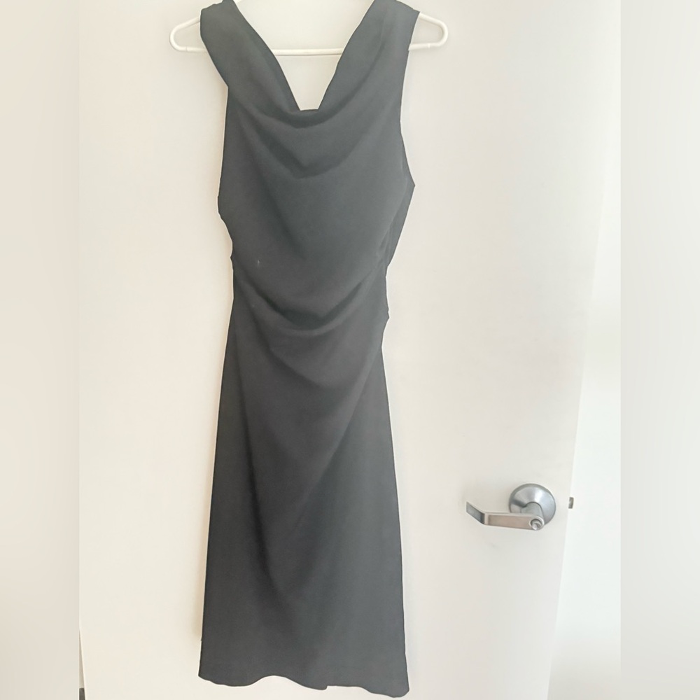 Classic black dress with scoop neck and ruching